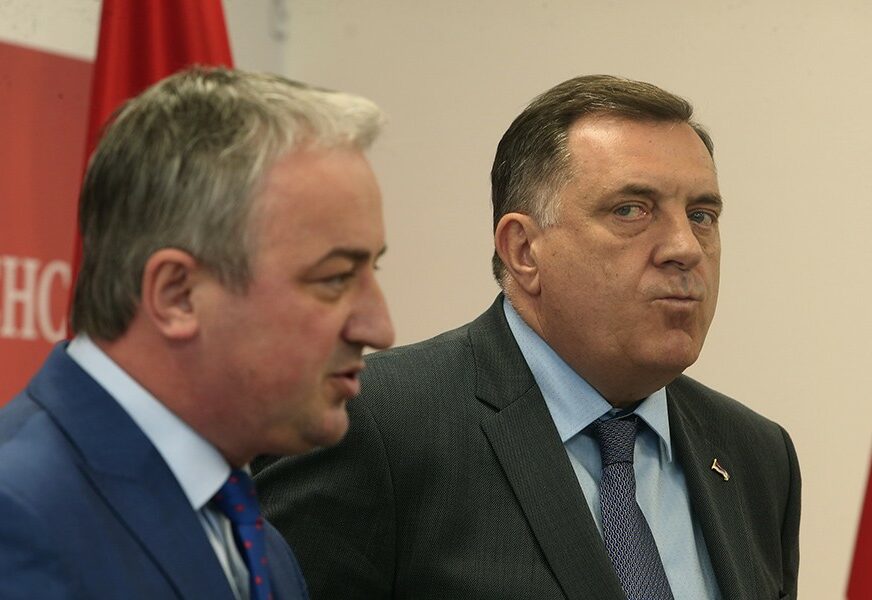 “DA LI GA I RADMANOVIĆ MRZI” Borenović ponovio da je SNSD napravio presedan i da Dodik odgovornost prebacuje na opoziciju