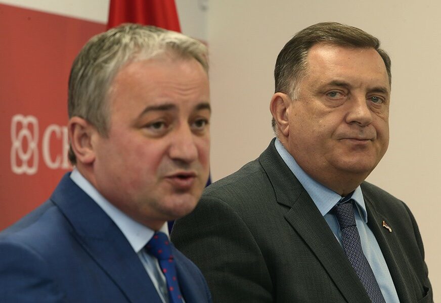 TVITER OKRŠAJ Dodik poručio da niko ne računa na lidere SDS i PDP, Borenović mu odgovorio "Alal vera i aferim, Milorade Izetbegoviću" (FOTO)