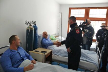 IZ VATRE SPASLI DVA DJEČAKA Načelnik PU Istočno Sarajevo posjetio hrabre policajce 