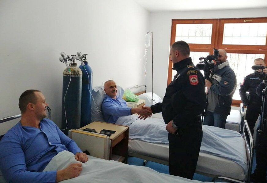 IZ VATRE SPASLI DVA DJEČAKA Načelnik PU Istočno Sarajevo posjetio hrabre policajce 