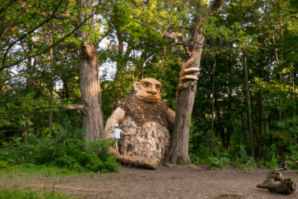 NEOBIČNI NOVI GOSTI Skulpture trolova od recikliranog drveta