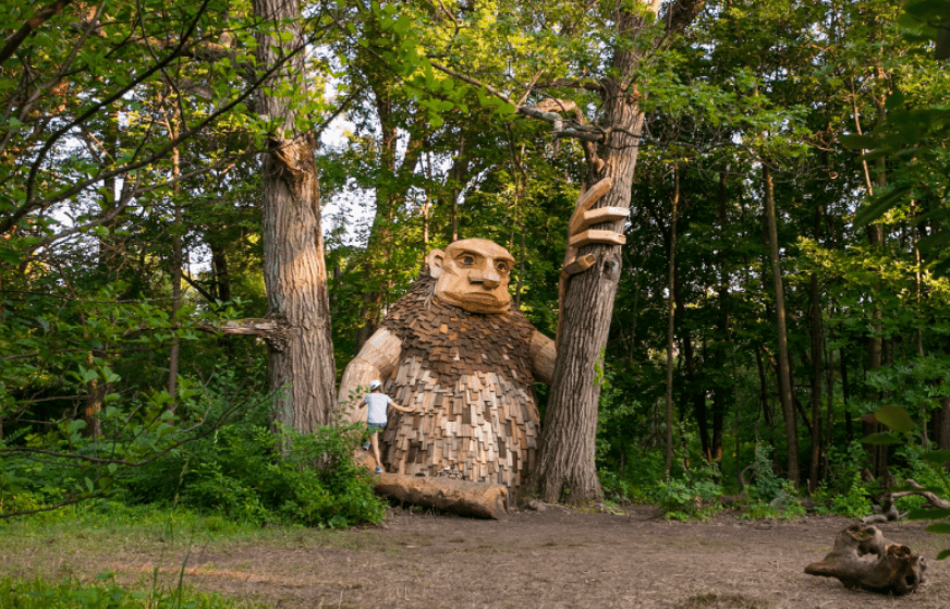 NEOBIČNI NOVI GOSTI Skulpture trolova od recikliranog drveta