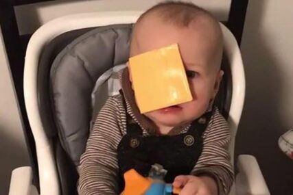 INTERNET VOLI BIZARNE TRENDOVE Bacaju sir na lice bebama, pa snimke kače po društvenim mrežama