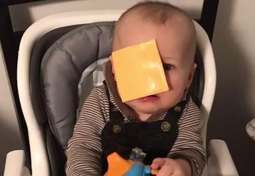 INTERNET VOLI BIZARNE TRENDOVE Bacaju sir na lice bebama, pa snimke kače po društvenim mrežama