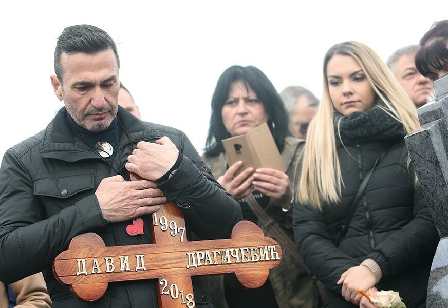 “CRNILO I TIŠINA” David Dragičevič ubijen je prije godinu, njegov otac OVO PORUČUJE (FOTO)