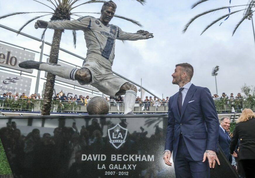 U Los Anđelesu podigli skulpturu Dejvida Bekama
