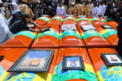 OPROŠTAJ OD STRADALIH Jecaji odjekuju Adis Abebom, mnogi su umjesto voljenih sahranili spaljenu zemlju s mjesta avionesreće (FOTO)
