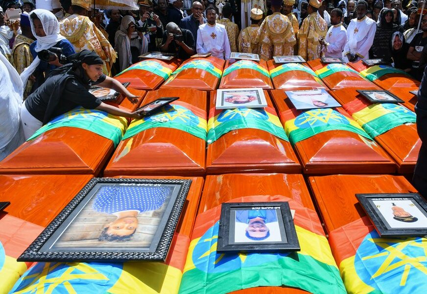 OPROŠTAJ OD STRADALIH Jecaji odjekuju Adis Abebom, mnogi su umjesto voljenih sahranili spaljenu zemlju s mjesta avionesreće (FOTO)