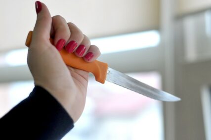 INCIDENT U ŠKOLI Učenica nožem povrijedila nastavnicu, pa pobjegla kući
