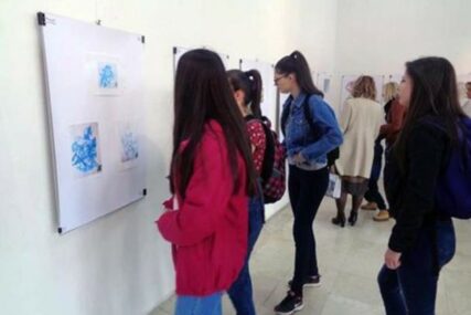 IZLOŽBA “U MOJOJ GLAVI” Srednjoškolci u Mrkonjić Gradu predstavili svoje likovne radove