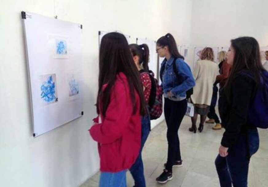 IZLOŽBA “U MOJOJ GLAVI” Srednjoškolci u Mrkonjić Gradu predstavili svoje likovne radove