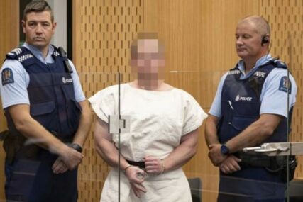 SMJEŠKAO SE SUDIJAMA I NOVINARIMA Krvnik sa Novog Zelanda prilikom određivanja pritvora pokazao ZLOKOBAN SIMBOL PRSTIMA (FOTO)