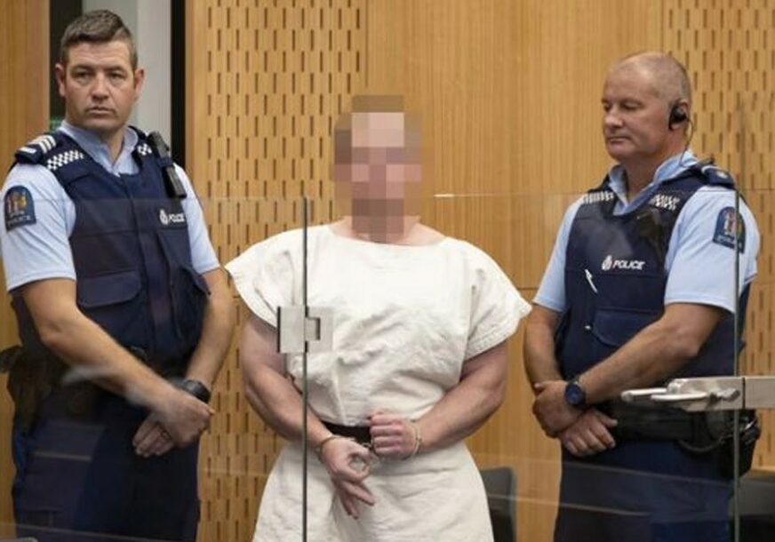 SMJEŠKAO SE SUDIJAMA I NOVINARIMA Krvnik sa Novog Zelanda prilikom određivanja pritvora pokazao ZLOKOBAN SIMBOL PRSTIMA (FOTO)