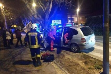 AUTOMOBILOM SE ZABIO U DRVO Vozač povrijeđen u saobraćajnoj nesreći u Mostaru