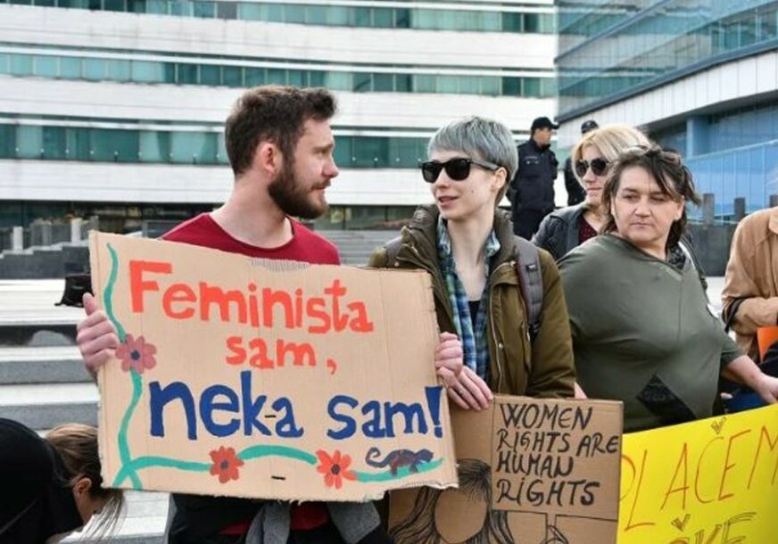 "FEMINISTA SAM, NEKA SAM" U Sarajevu održan Osmomartovski marš