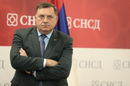 BOŠNJACI RIZIKUJU DA NAPRAVE KRIZU U BiH  Dodik poručuje da su HDZ i SNSD spremni da FORMIRAJU VLAST