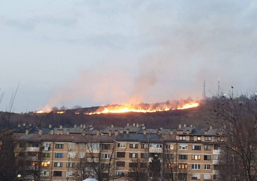 Veliki požar u Sarajevu: Na terenu više vatrogasnih ekipa