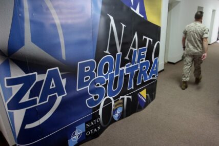 Brčko: Srpske stranke traže hitno uklanjanje NATO plakata sa škola