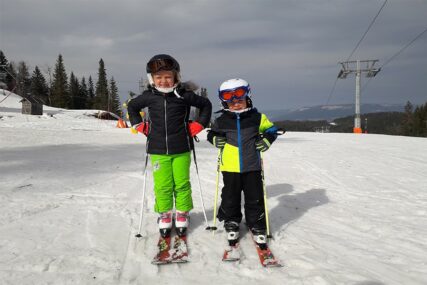 NA SKIJAMA OD GODINU I PO Brat i sestra Obućina oduševljavaju i najvještije skijaše na Jahorini (VIDEO)