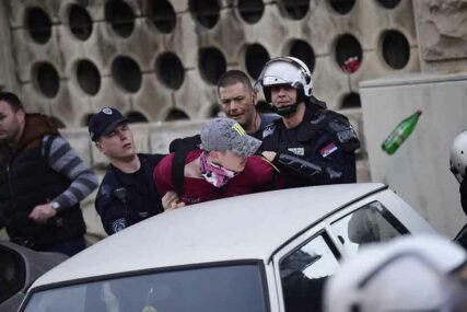 NERVOZA, GURANJE, PRIVOĐENJE Šta se sve događalo ispred policijske stanice u Beogradu (FOTO)