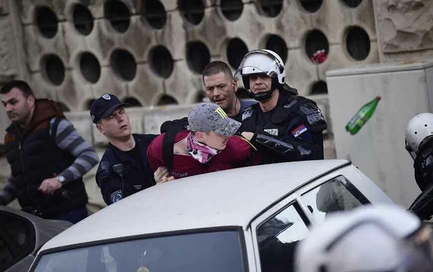 NERVOZA, GURANJE, PRIVOĐENJE Šta se sve događalo ispred policijske stanice u Beogradu (FOTO)