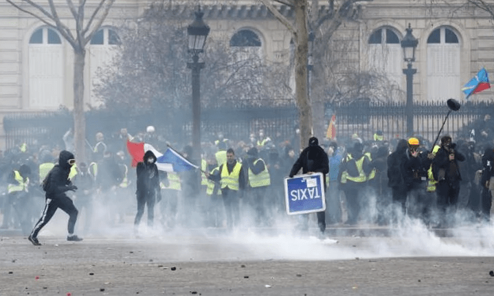 Na protestima "Žutih prsluka" u Parizu UHAPŠENE 44 OSOBE, demonstranti palili gume i RAZBIJALI IZLOGE