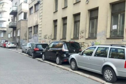 VOZILA PARKIRALI NA TROTOARU Policija "deložirana" s parkinga u centru Sarajeva