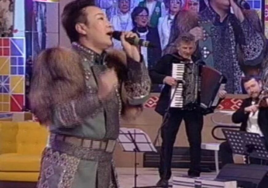 ŠOK U STUDIJU Pojavio se nakićen i ogrnut krznom, a svi su zanijemili kada je ZAPJEVAO "PUKNI ZORO" (VIDEO)
