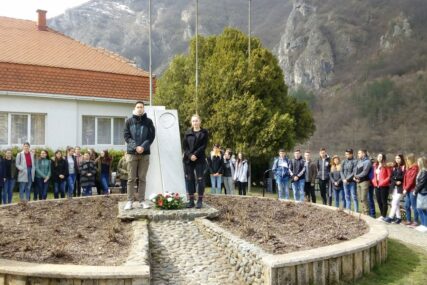 POČAST NOBELOVCU Srednjoškolci u Višegradu obilježili 44 godine od smrti Ive Andrića
