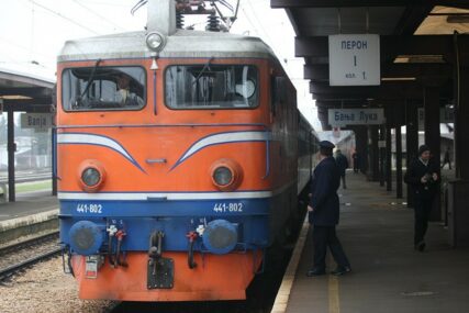 VOZ ISKOČIO IZ ŠINA Željeznički saobraćaj na OVOJ DIONICI Srpske prekinut je