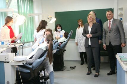 Cvijanovićeva u “Dentalnoj klinici”: Iz budžeta izdvojeno 100.000 KM za nabavku stomatoloških stolica