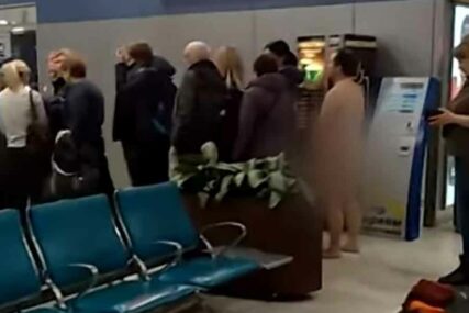 ŠOK NA AERODROMU Potpuno GO muškarac pokušao da uđe u avion, nije računao na NJIH (VIDEO)