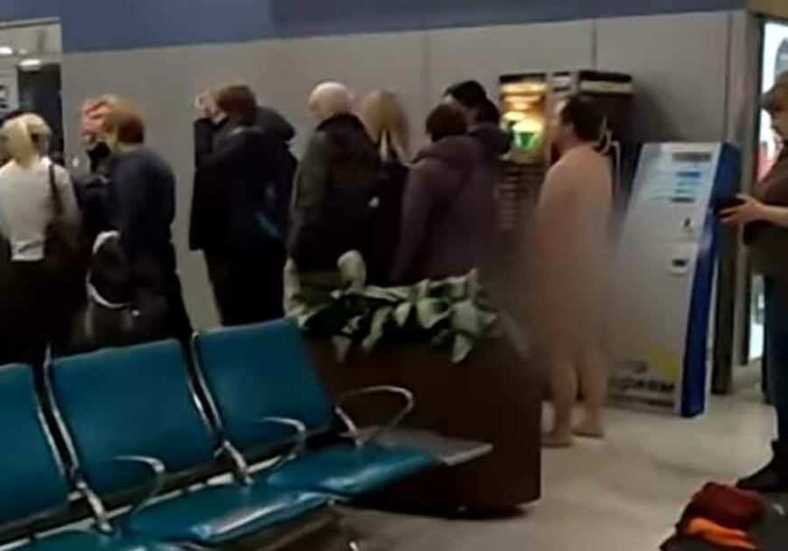 ŠOK NA AERODROMU Potpuno GO muškarac pokušao da uđe u avion, nije računao na NJIH (VIDEO)