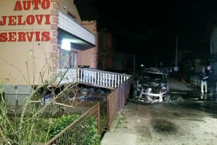 UGAŠENA VATRA U Banjaluci noćas izgorio „pežo“ (FOTO)