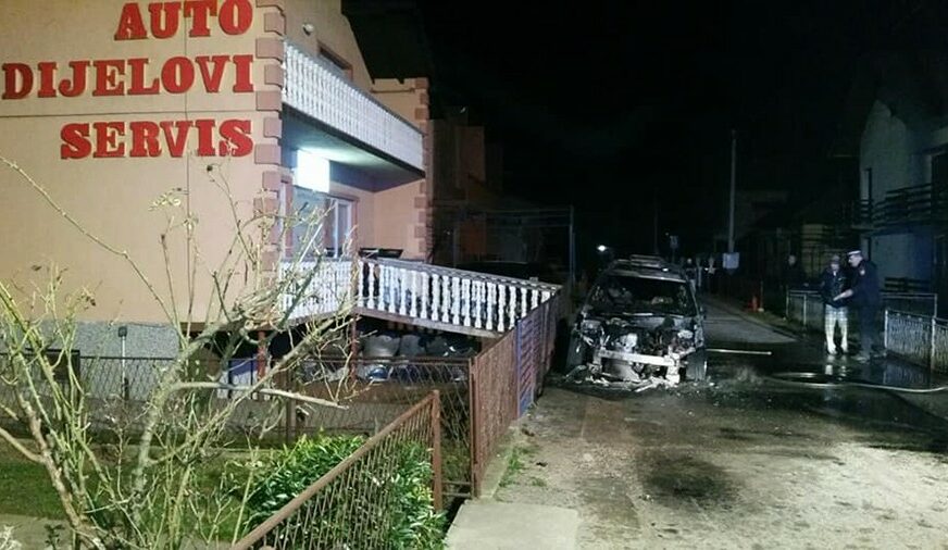 UGAŠENA VATRA U Banjaluci noćas izgorio „pežo“ (FOTO)