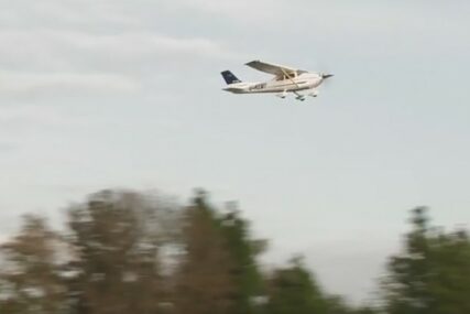 ZASTRAŠUJUĆI TRENUTAK Avion izgubio kontrolu i zamalo UDARIO AUTOMOBIL (VIDEO)