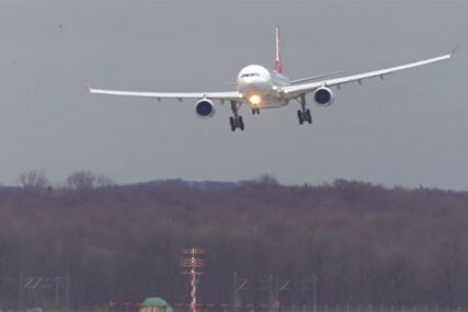 NEMA POVRIJEĐENIH Američki Boing 787-900 prinudno sletio ZBOG DIMA U KOKPITU