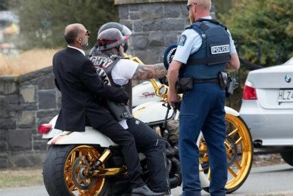 UJEDINJENI U BOLU Članovi ozloglašene bande iz Novog Zelanda potezom izazvali APLAUZ ISPRED DŽAMIJE (FOTO, VIDEO)