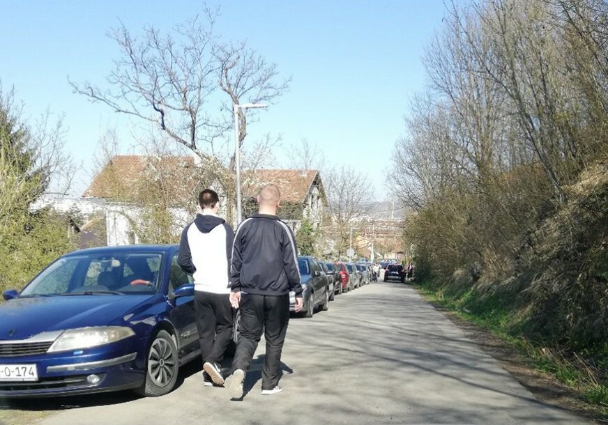 "NEIZDRŽIVO JE" Mještani očajni jer ne mogu da priđu kućama zbog automobila koji su parkirani na putu prema Banj brdu (FOTO)