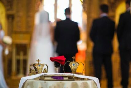 “Uvijek u džepu imajte 100 EVRA, za ne daj Bože”: Mladoženja je ovim potezom ŠOKIRAO na vjenčanju (VIDEO)  