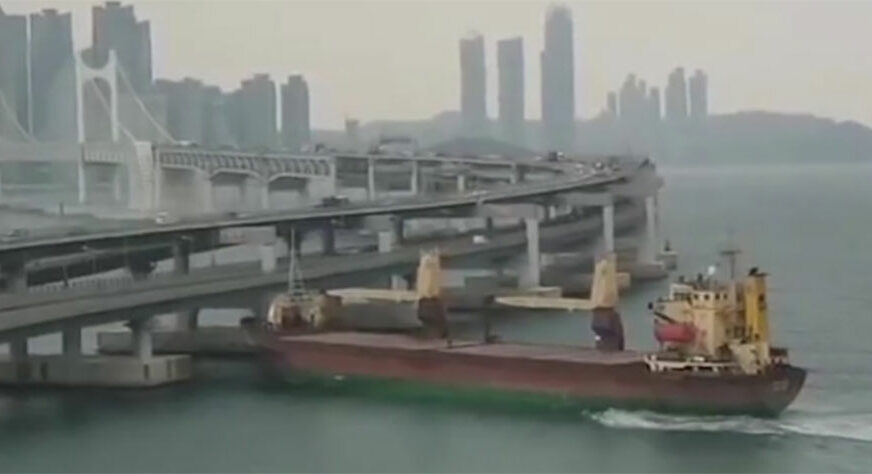 ZA DLAKU IZBJEGNUTA TRAGEDIJA Kapetan zakucao brod pravo u most, pa pokušao da pobjegne (VIDEO)