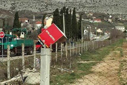 VJETAR POKAZAO KOLIKO JE JAK Bura prevrnula prikolicu kamiona na putu Mostar - Nevesinje