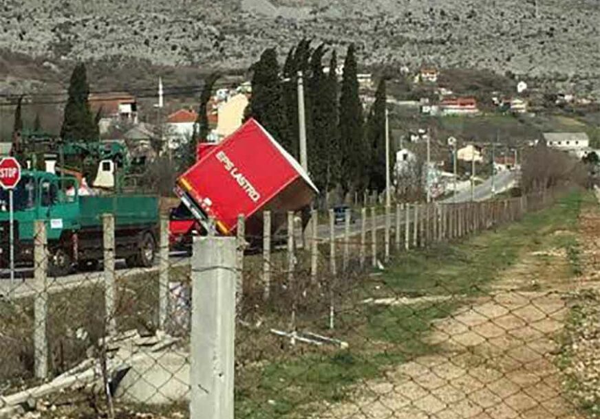 VJETAR POKAZAO KOLIKO JE JAK Bura prevrnula prikolicu kamiona na putu Mostar - Nevesinje