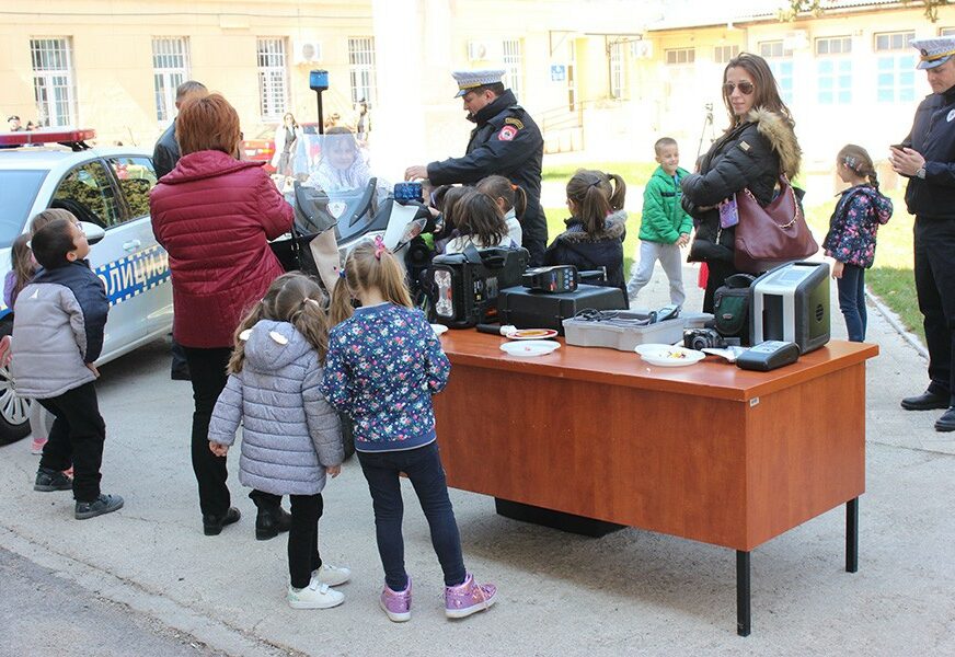 Dan otvorenih vrata u PU Trebinje: Najmlađi Trebinjci "glumili" policajce