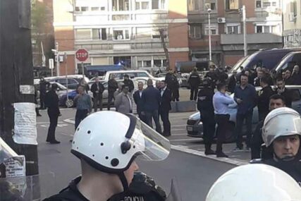 DRAMA NE JENJAVA Demonstranti stigli do stanice policije, skandiraju ime Nebojše Stefanovića