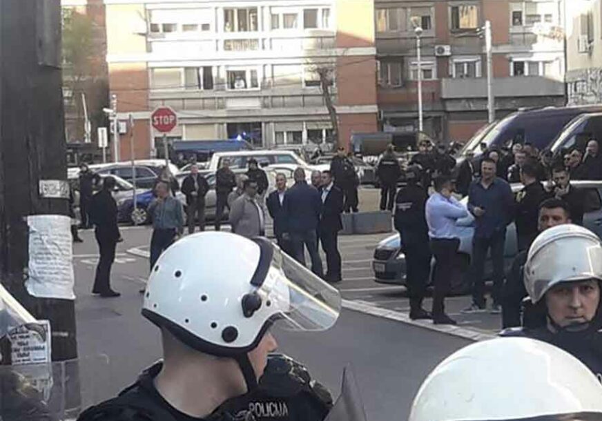 DRAMA NE JENJAVA Demonstranti stigli do stanice policije, skandiraju ime Nebojše Stefanovića