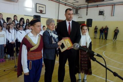 Osnovci dobili bolje uslove za nastavu fizičkog: Bugarska ambasada pomogla obnovu sale sa 40.000 KM