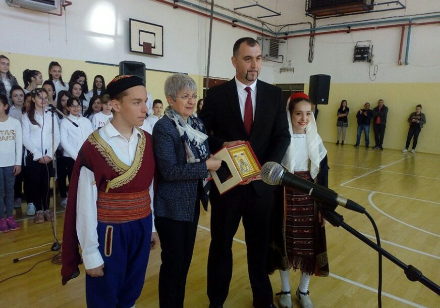 Osnovci dobili bolje uslove za nastavu fizičkog: Bugarska ambasada pomogla obnovu sale sa 40.000 KM