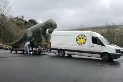 TURISTIČKA ATRAKCIJA Velšanin odlučio ukrasiti dvorište statuom džinovskog dinosaura