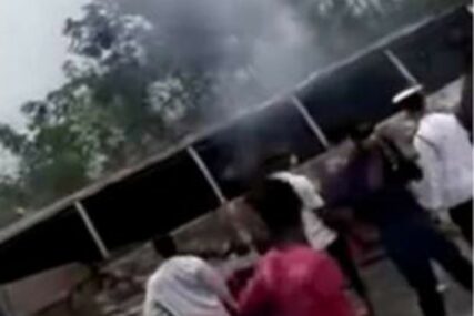 STRAVIČNA NESREĆA U sudaru dva autobusa najmanje 50 MRTVIH, preživjeli su i dalje zarobljeni u vozilima (VIDEO)